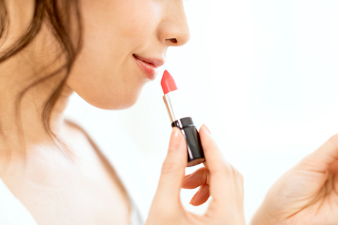 寒い季節はいつも唇がガサガサ…原因は毎日の習慣にあった！？