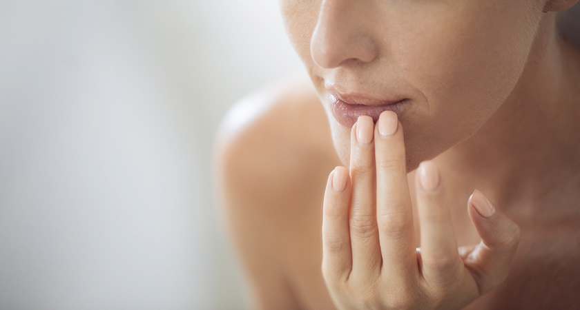 カサカサして痛い！唇荒れを招くNG習慣と、ふっくら唇になる自宅ケアとは？