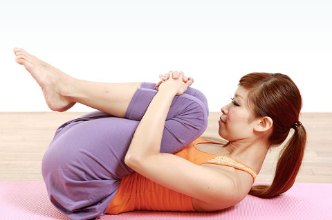 仰向けで膝を抱えるだけ！ガス抜き体操でぺったんこお腹に