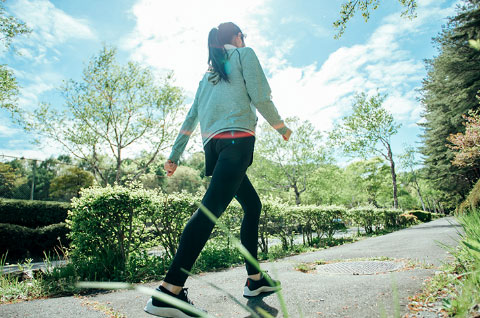ウォーキングなどの軽い運動で、体の流れをよくする