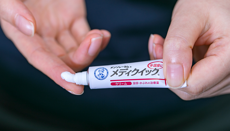 手にメンソレータム®メディクイック®をぬる