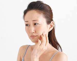 「大人ニキビ」の原因・症状・対処方法について解説