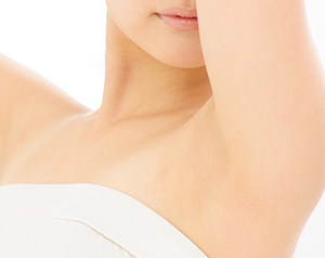 意外と多い女性の「ワキガ」！そのメカニズムとケア方法